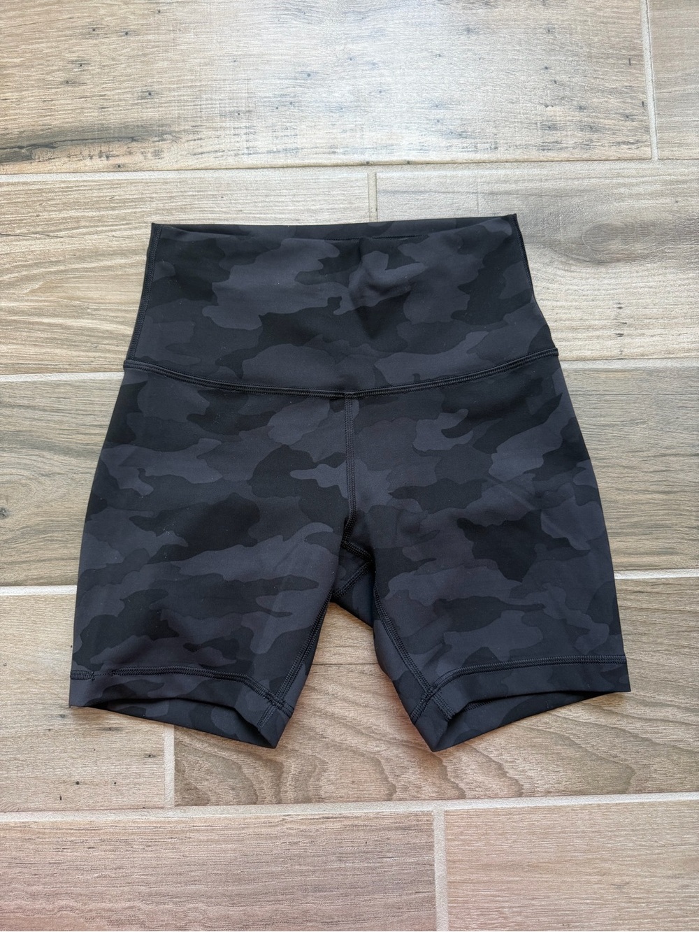 Lululemon Wunder Train High Rise Short 6” Black Camo Size 4